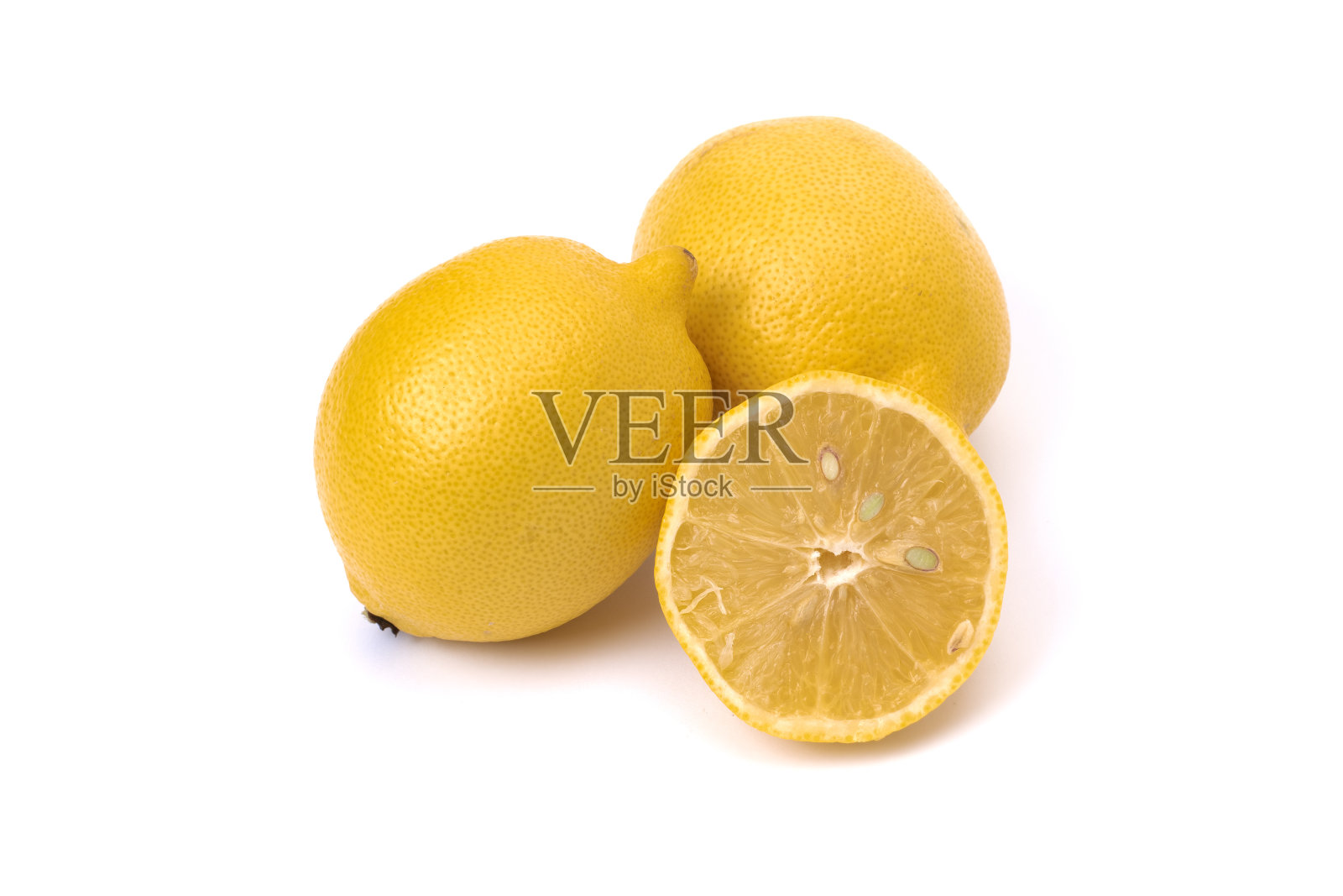 柠檬。新鲜柠檬孤立在白色。切柠檬。新鲜成熟的柠檬孤立在白色背景。照片摄影图片