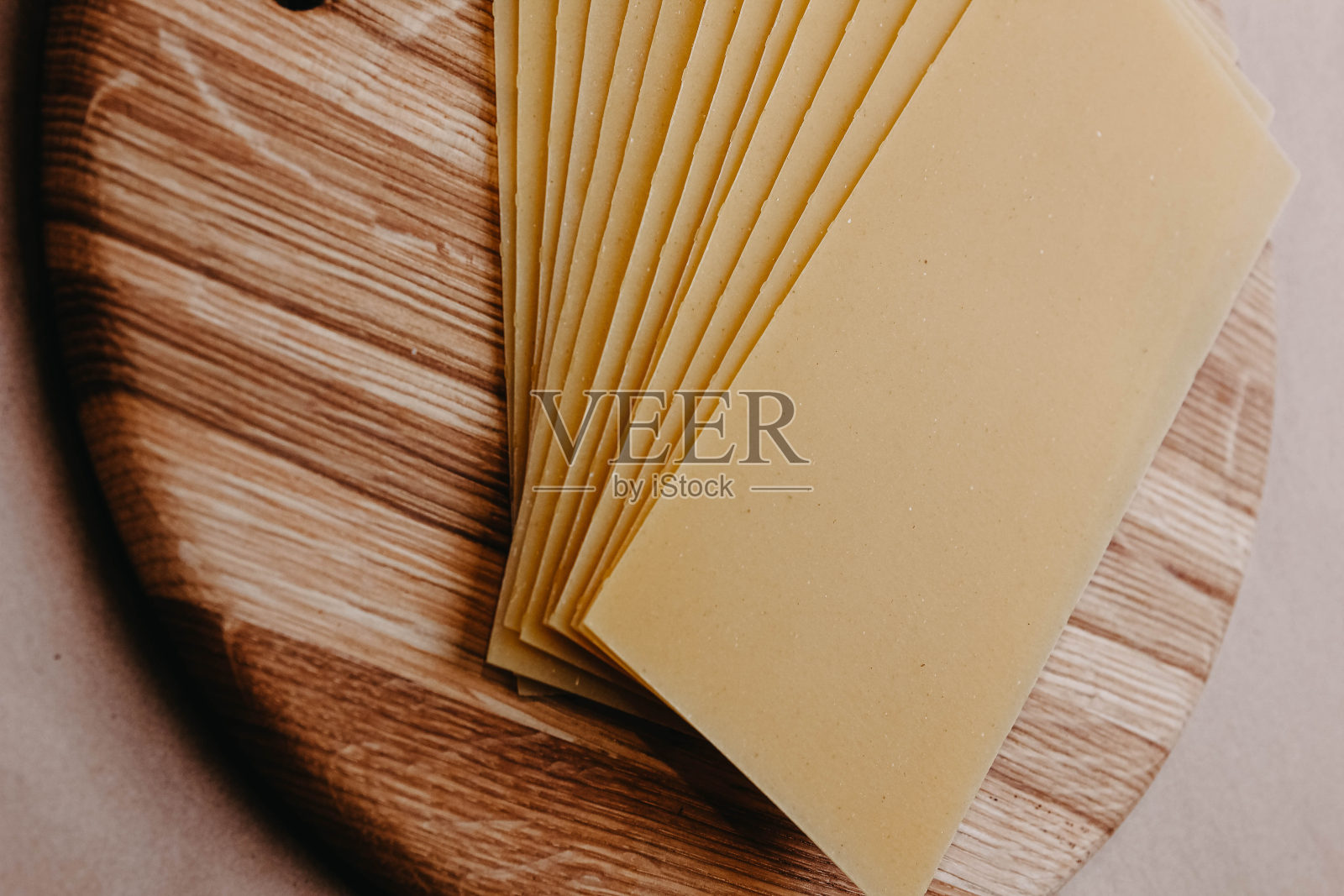 千层面,木质表面上的硬质小麦面食。照片摄影图片