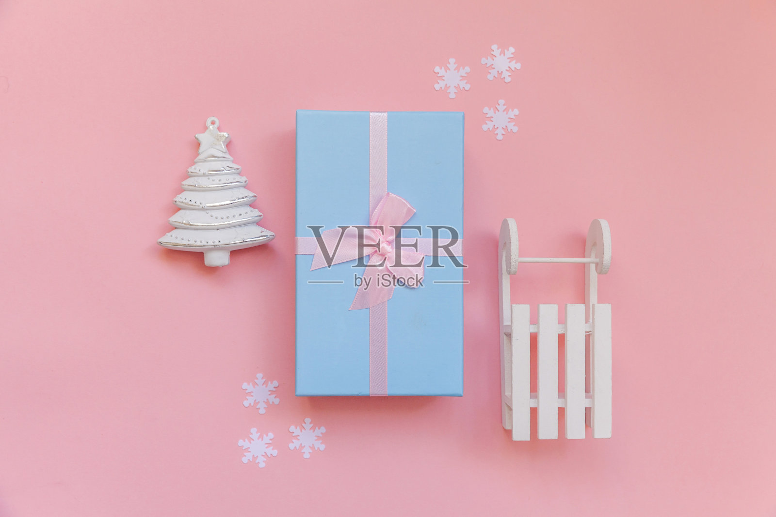 简单的最小组成冬季物体装饰冷杉树雪橇礼盒孤立在粉色柔和时尚的背景照片摄影图片