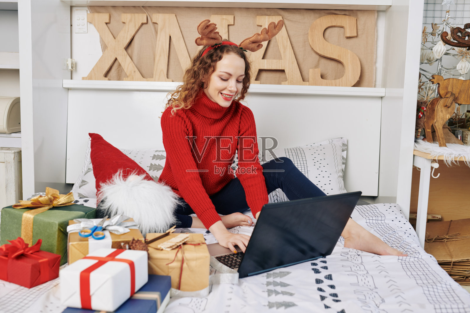 在圣诞节购物的女人照片摄影图片