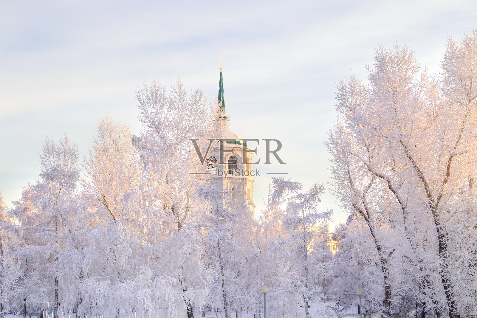 冬天的景观是结霜的树木,白雪皑皑的城市公园。贝加尔湖附近的伊尔库茨克,西伯利亚被雪覆盖的树木。极其寒冷的冬天照片摄影图片