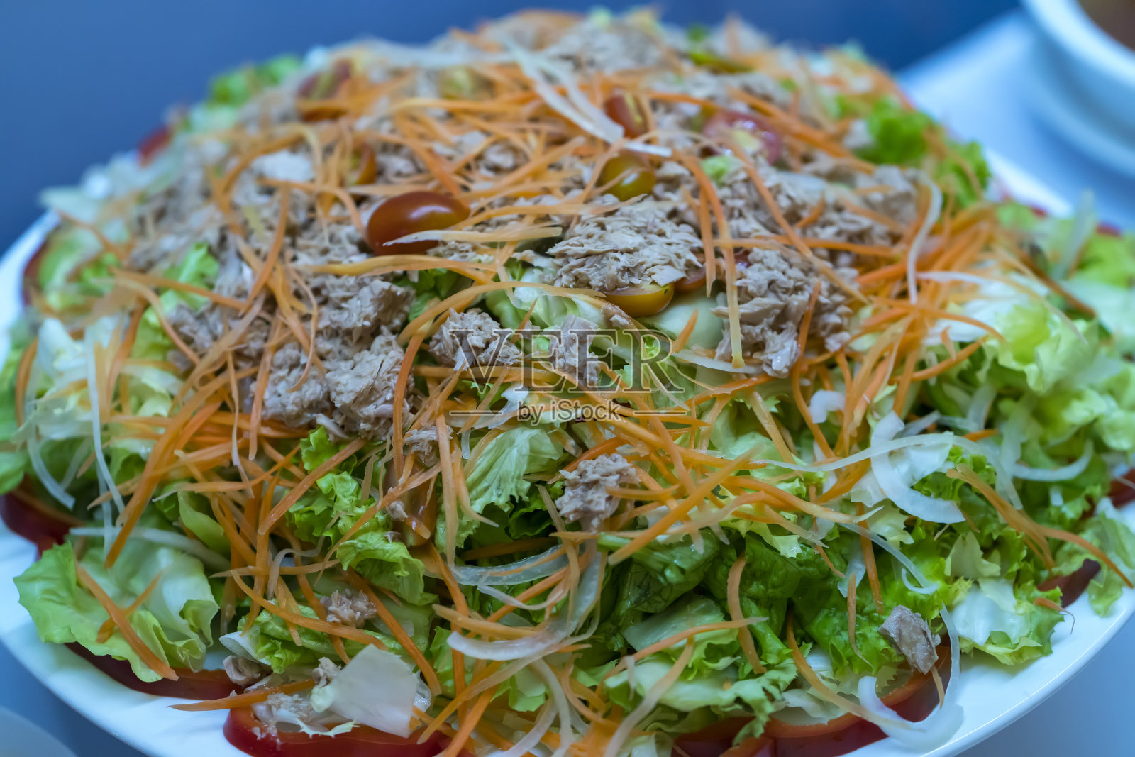 自助餐配肉、豆腐、蘑菇混合沙拉照片摄影图片