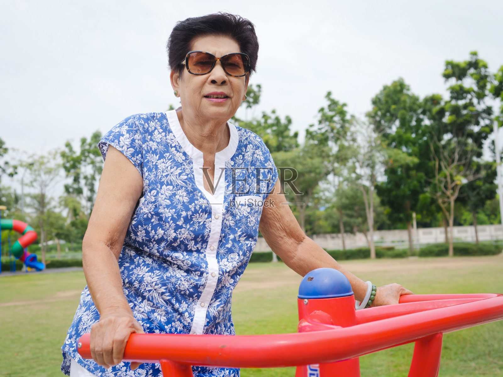 亚洲老年女性用户外器材做运动,生活方式概念。照片摄影图片