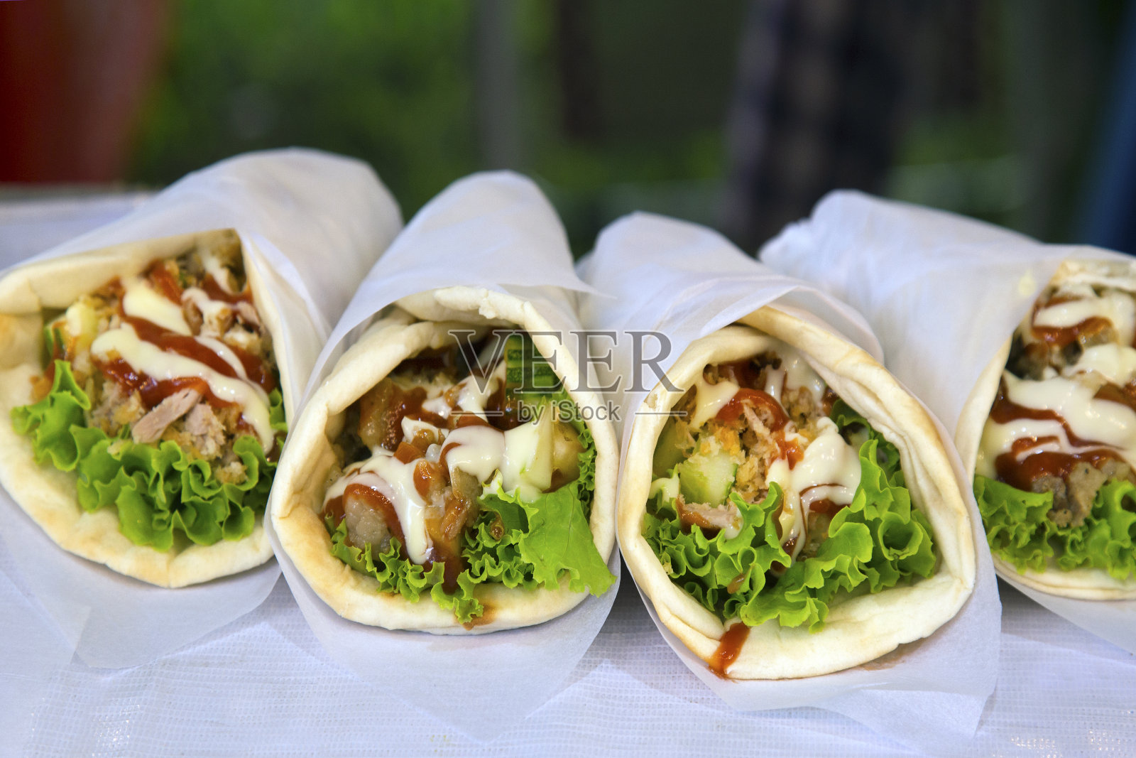 土耳其烤肉串,沙瓦玛,肉卷和皮塔饼照片摄影图片