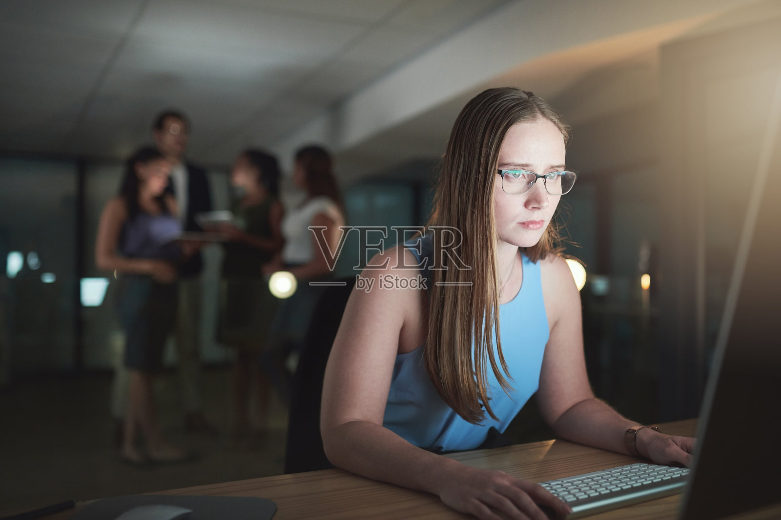 有进取心的人昼夜不停地工作照片摄影图片