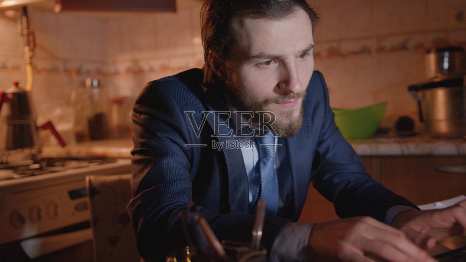 西装革履的商人工作到很晚。家庭办公室的概念照片摄影图片