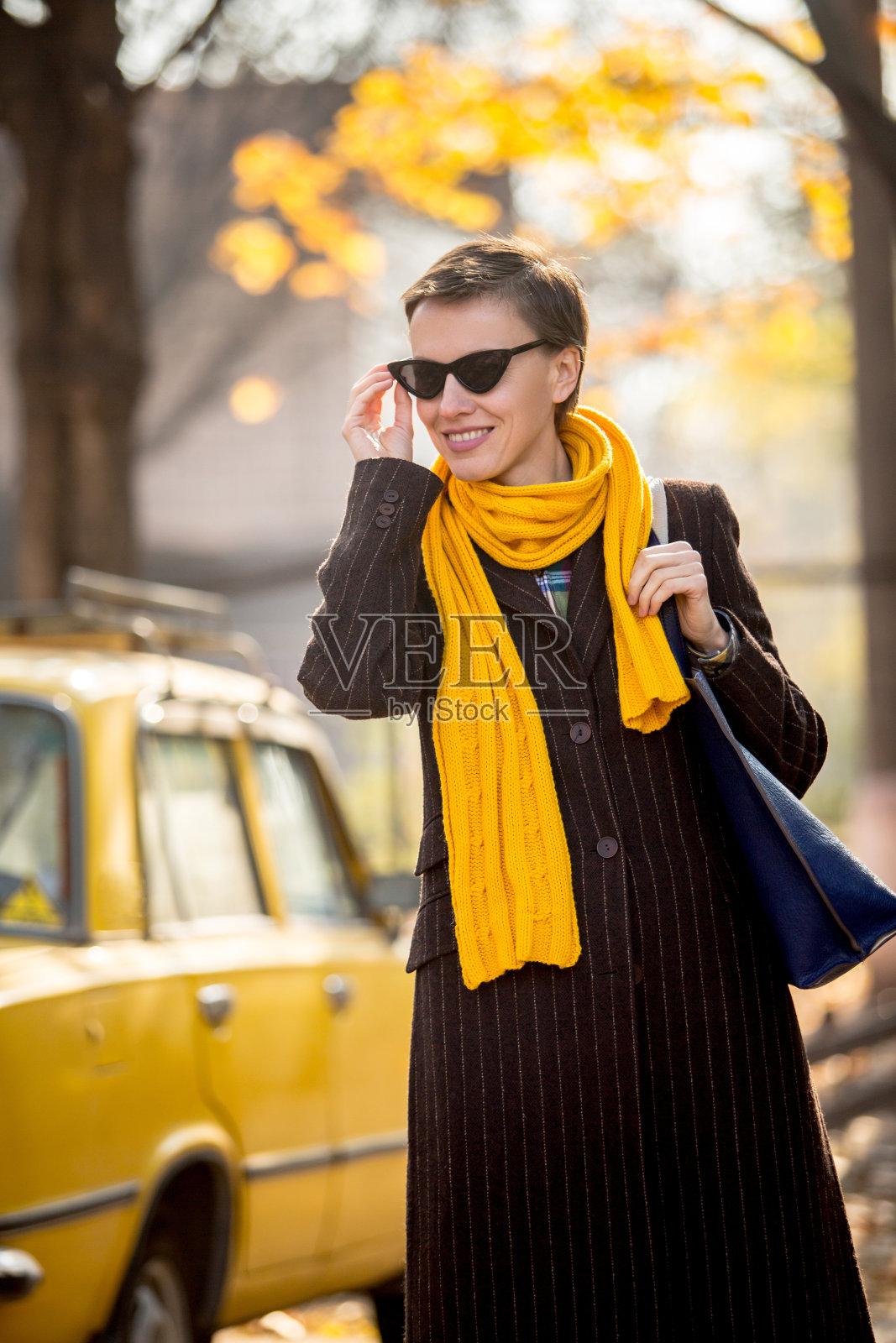 美丽的秋天女人在城市街道照片摄影图片