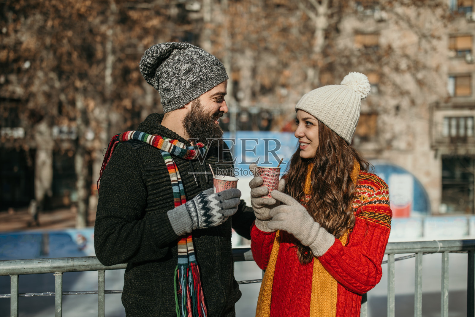 一对准备去滑冰的夫妇照片摄影图片