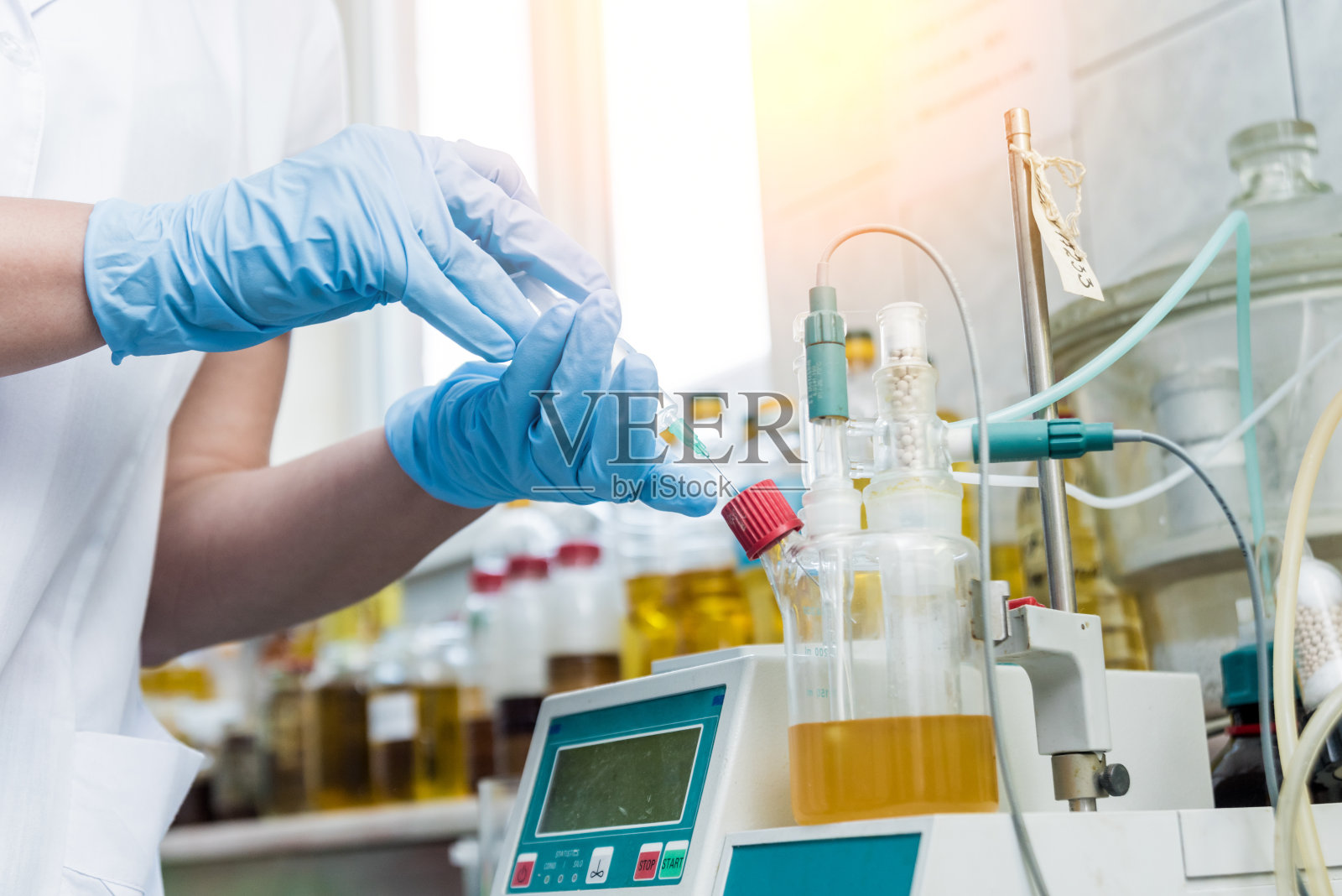 天然油质量控制。在工业实验室。照片摄影图片