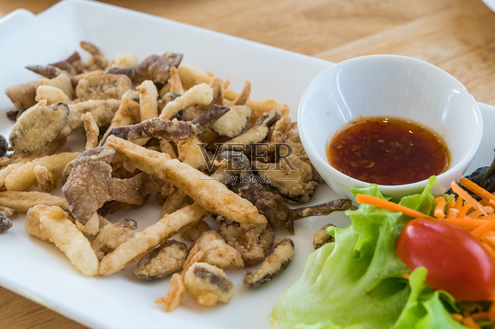 甜辣酱炸蘑菇。照片摄影图片