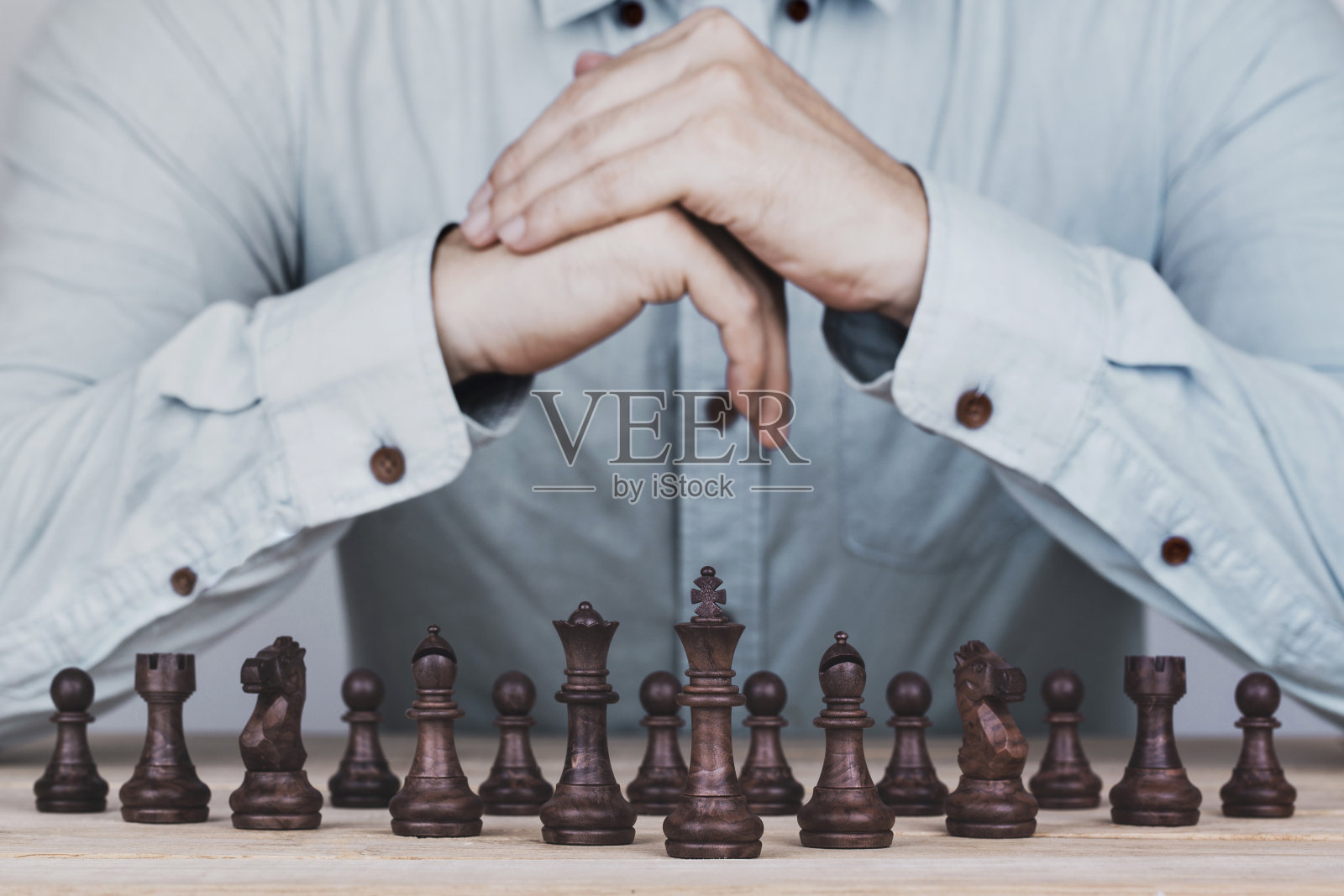 商人们双手紧握头脑风暴的策划策略,在竞争中成功发挥,概念战略和成功的管理或领导照片摄影图片