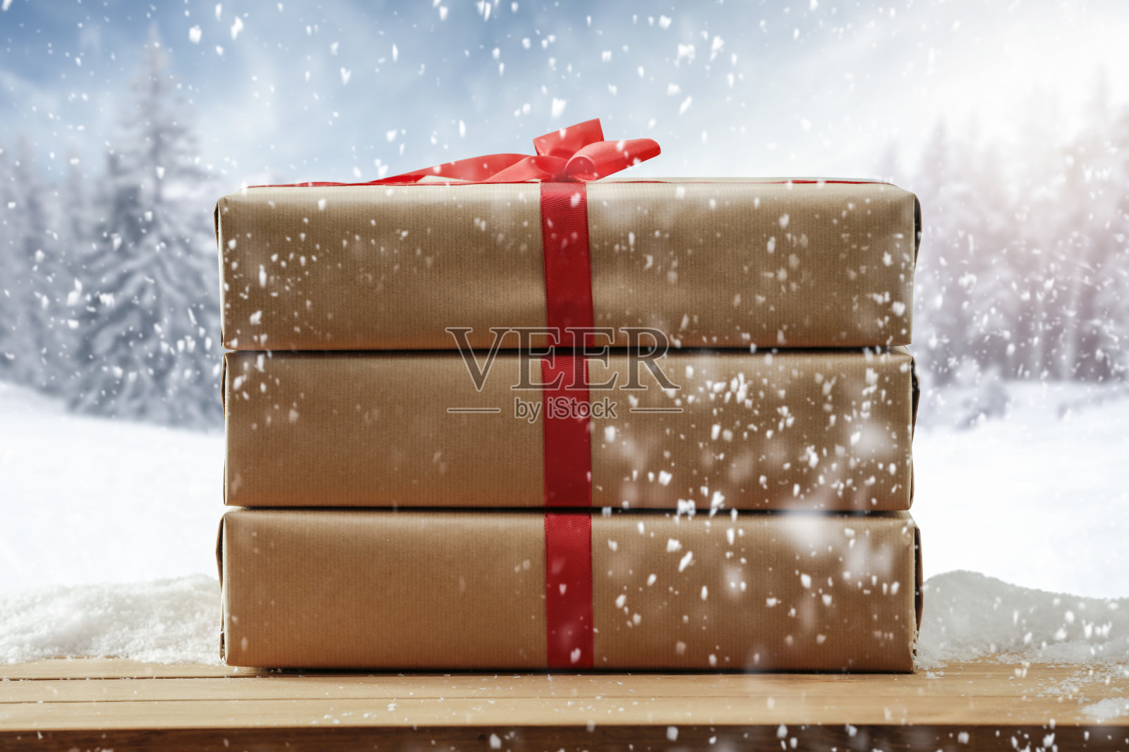 以冬天为背景的圣诞礼物。照片摄影图片