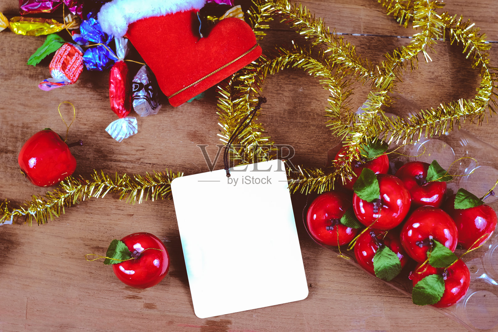 白色银行卡与圣诞装饰质朴的木桌,圣诞背景。照片摄影图片