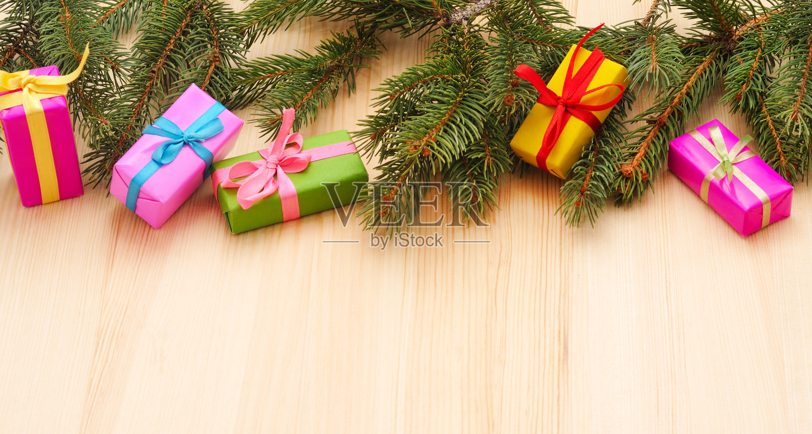 冷杉树附近有明亮的礼物。照片摄影图片