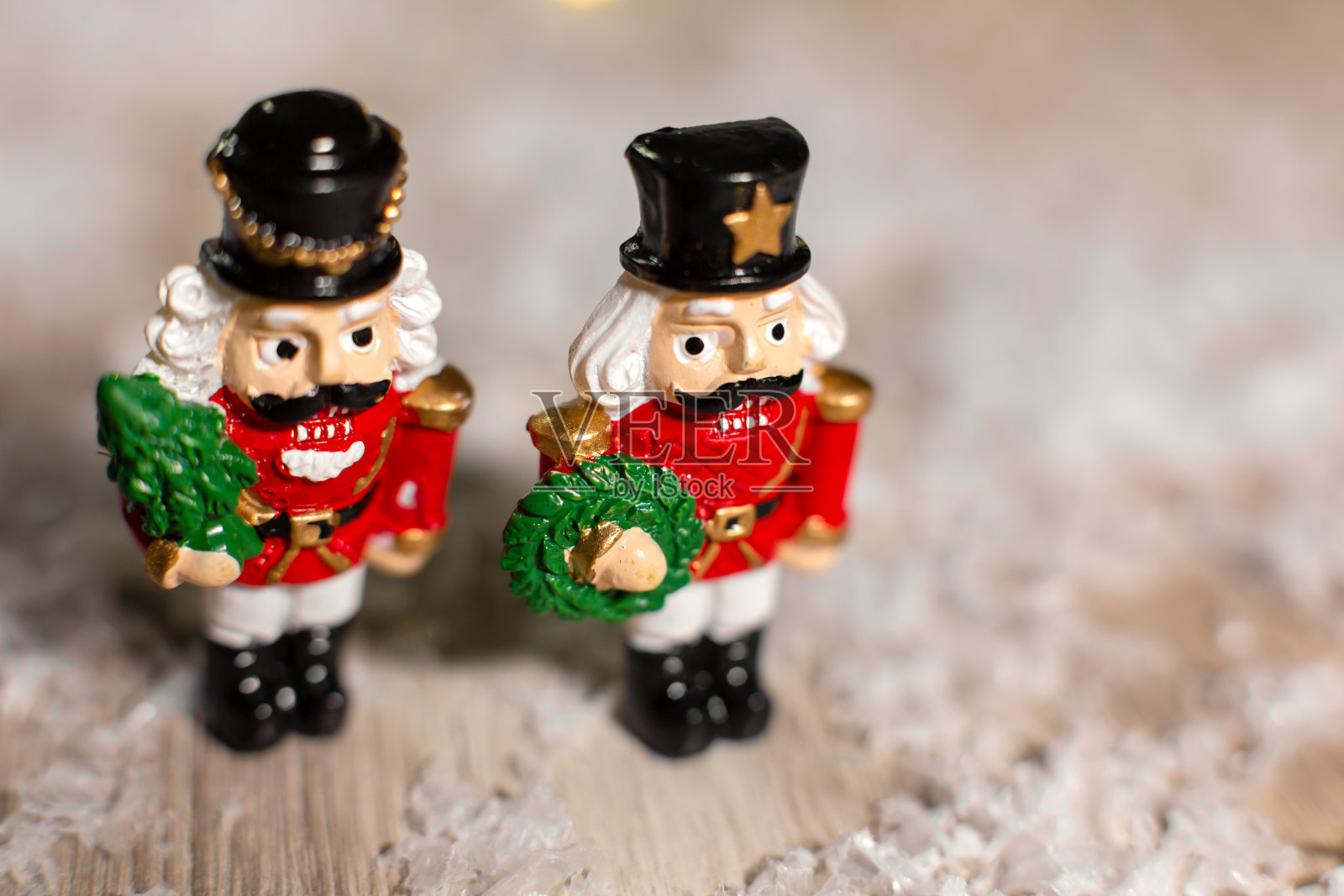 装饰以圣诞为主题的雕像。胡桃夹子童话里的圣诞玩具士兵。圣诞树装饰。节日装饰,温馨的散景灯照片摄影图片