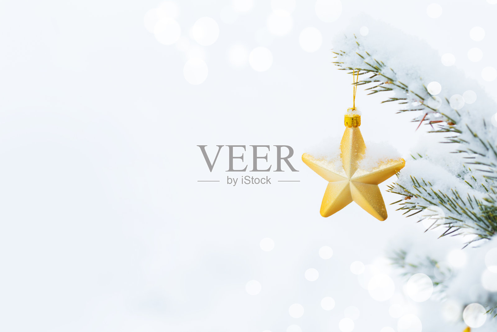 圣诞树在雪的背景。新年的组成与冷杉树,球,灯和散焦。照片摄影图片