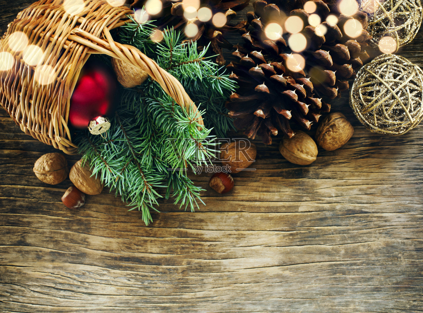 有冷杉树和篮子的圣诞卡照片摄影图片