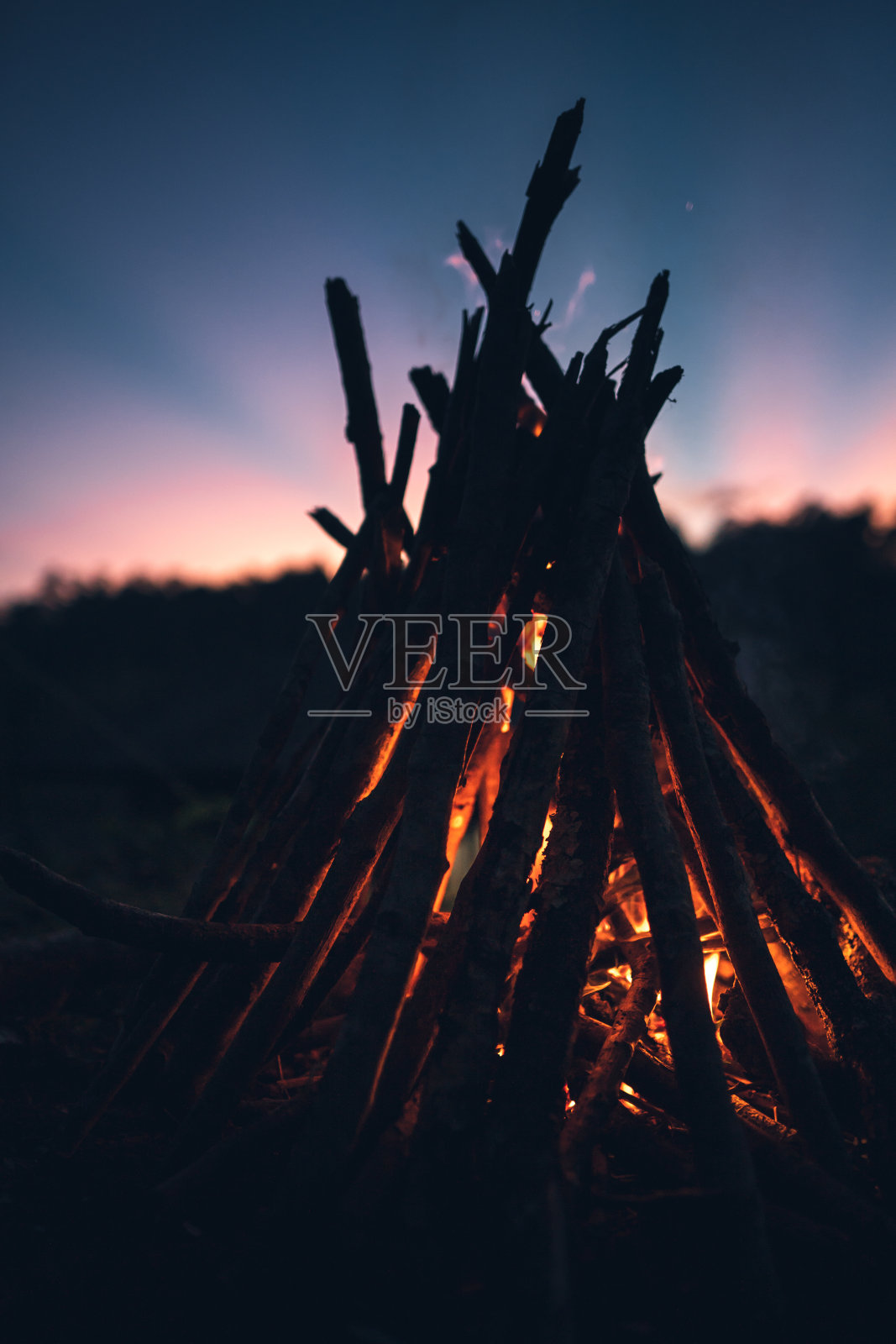 篝火-在花园里的篝火-露营和帐篷-旅行照片摄影图片