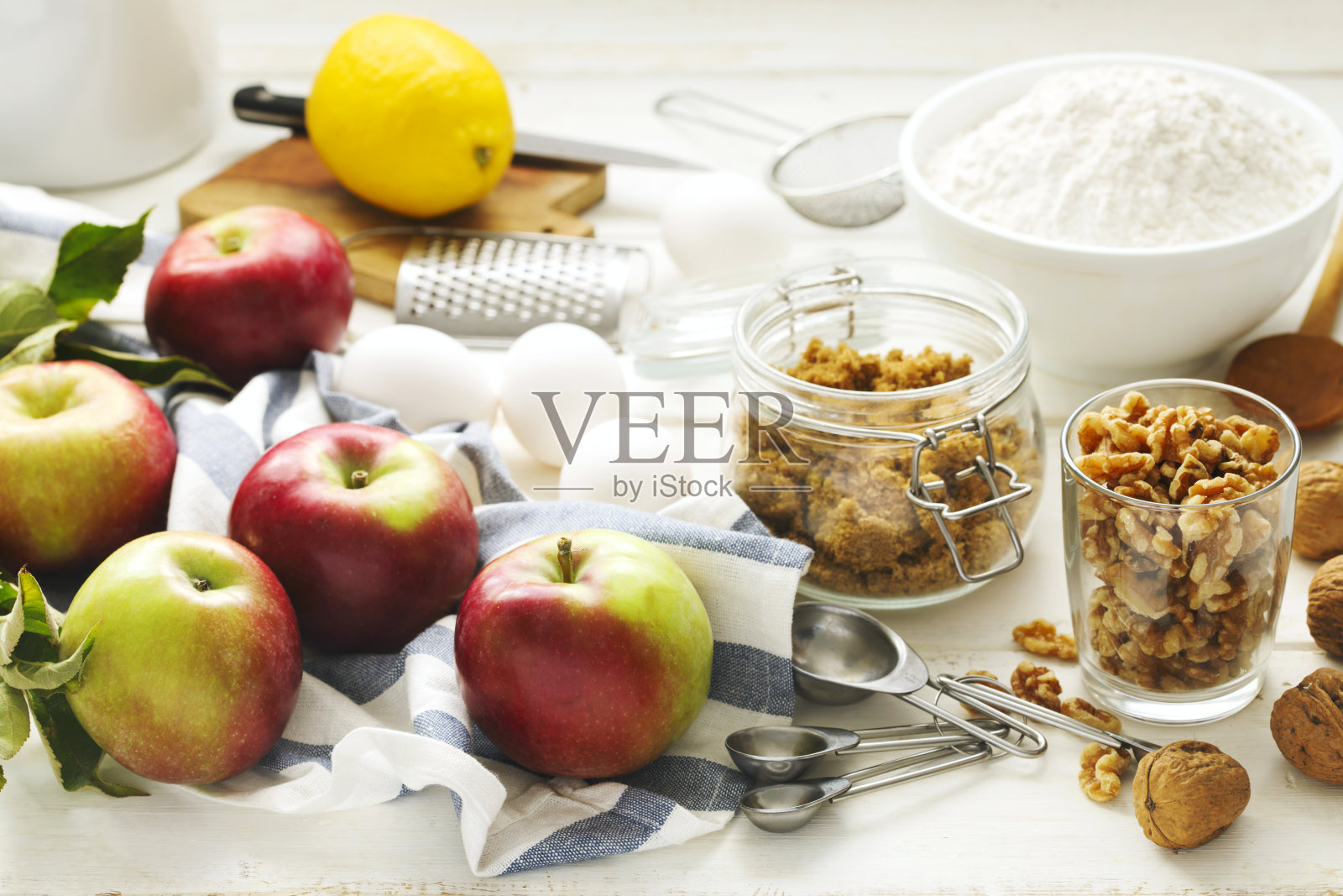 烘焙苹果和坚果派的配料照片摄影图片