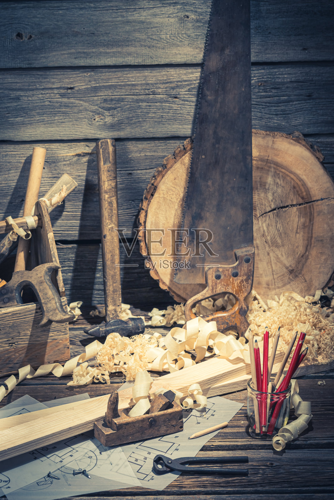 木细木工箱与工具在乡村木棚里照片摄影图片