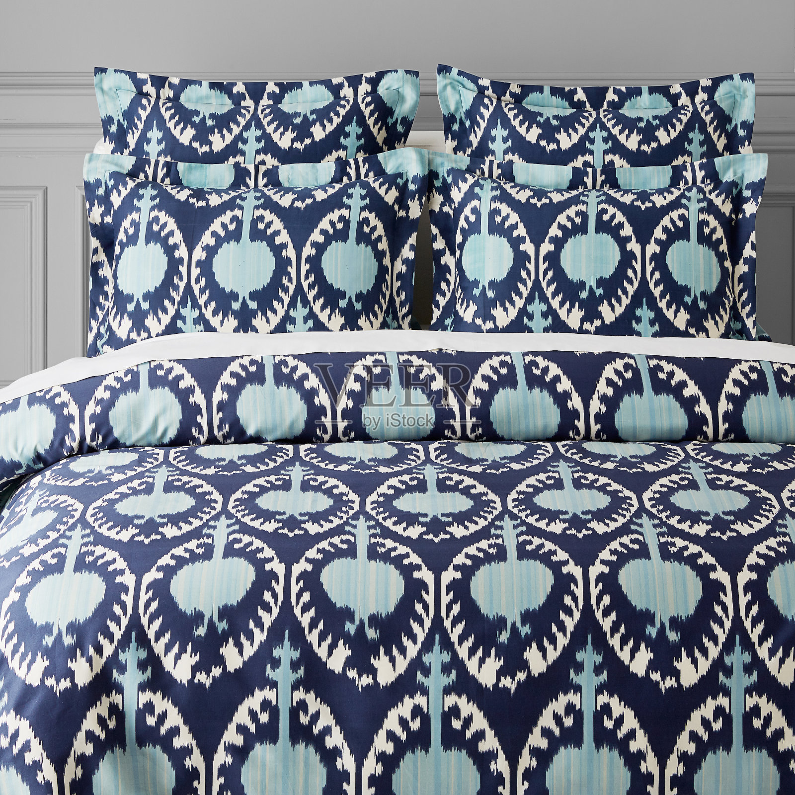 儿童床上用品:男孩经典的白色和蓝色格子床上用品照片摄影图片