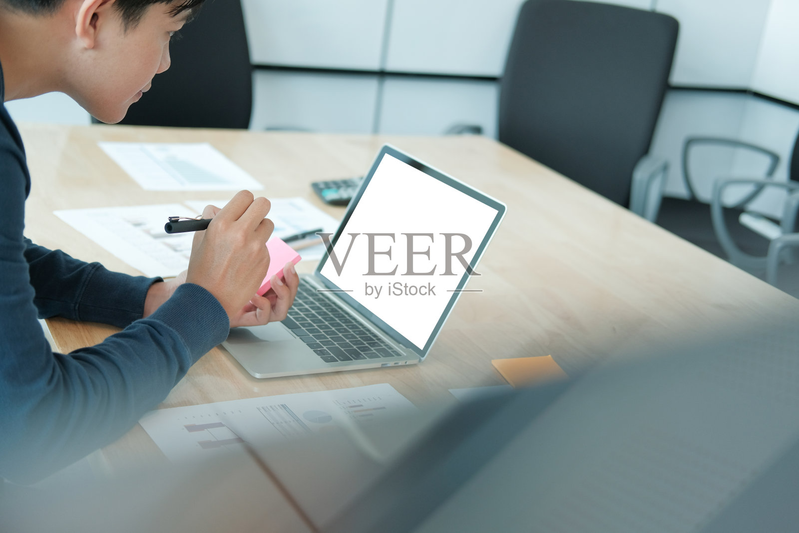 男人在便利贴上写下提醒。男自由职业者学生工作组织计划在工作场所照片摄影图片