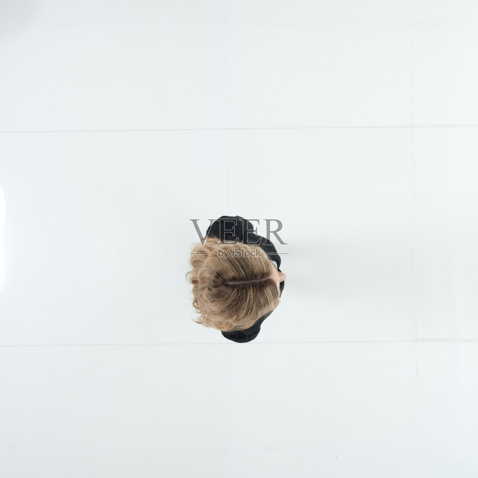 一个人/全身长度20-29岁的成年人漂亮的金发/长发白种人女性/年轻女性商人/商人/经理站在白色背景前,穿着商务装/西装,手肩并肩照片摄影图片