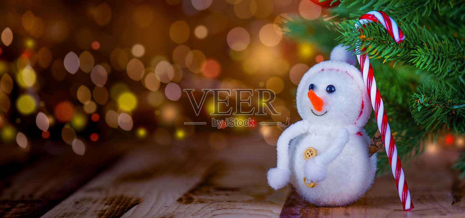 圣诞树,雪人,糖果手杖在木地板上照片摄影图片