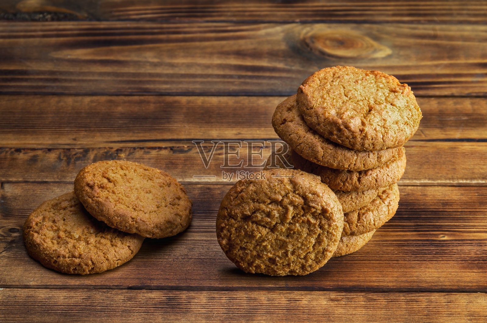 木质表面的燕麦饼干组照片摄影图片