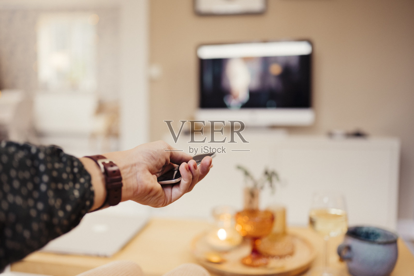 用遥控器把手放在电视前面看个人视角照片摄影图片