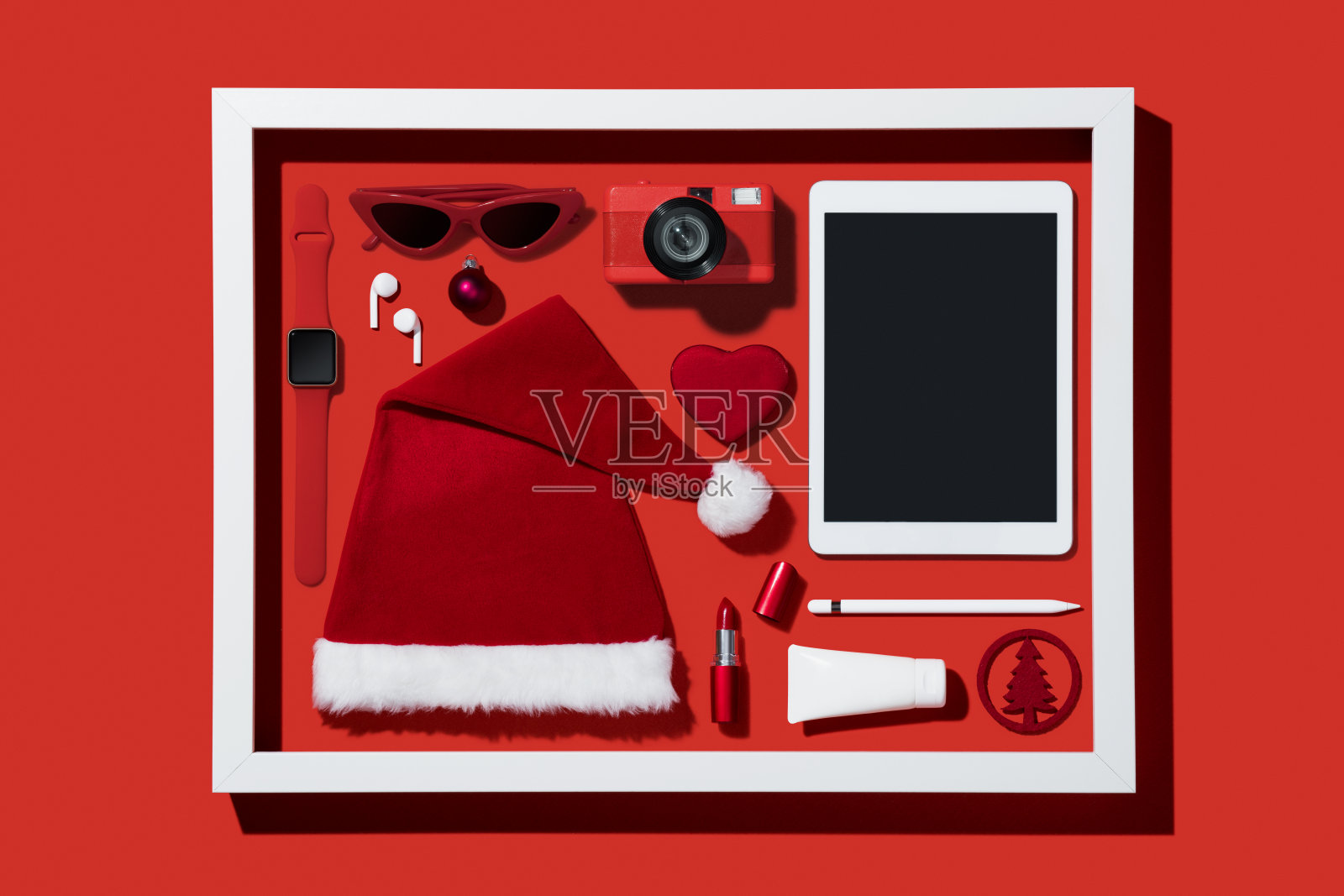 圣诞平躺在红色的背景上照片摄影图片