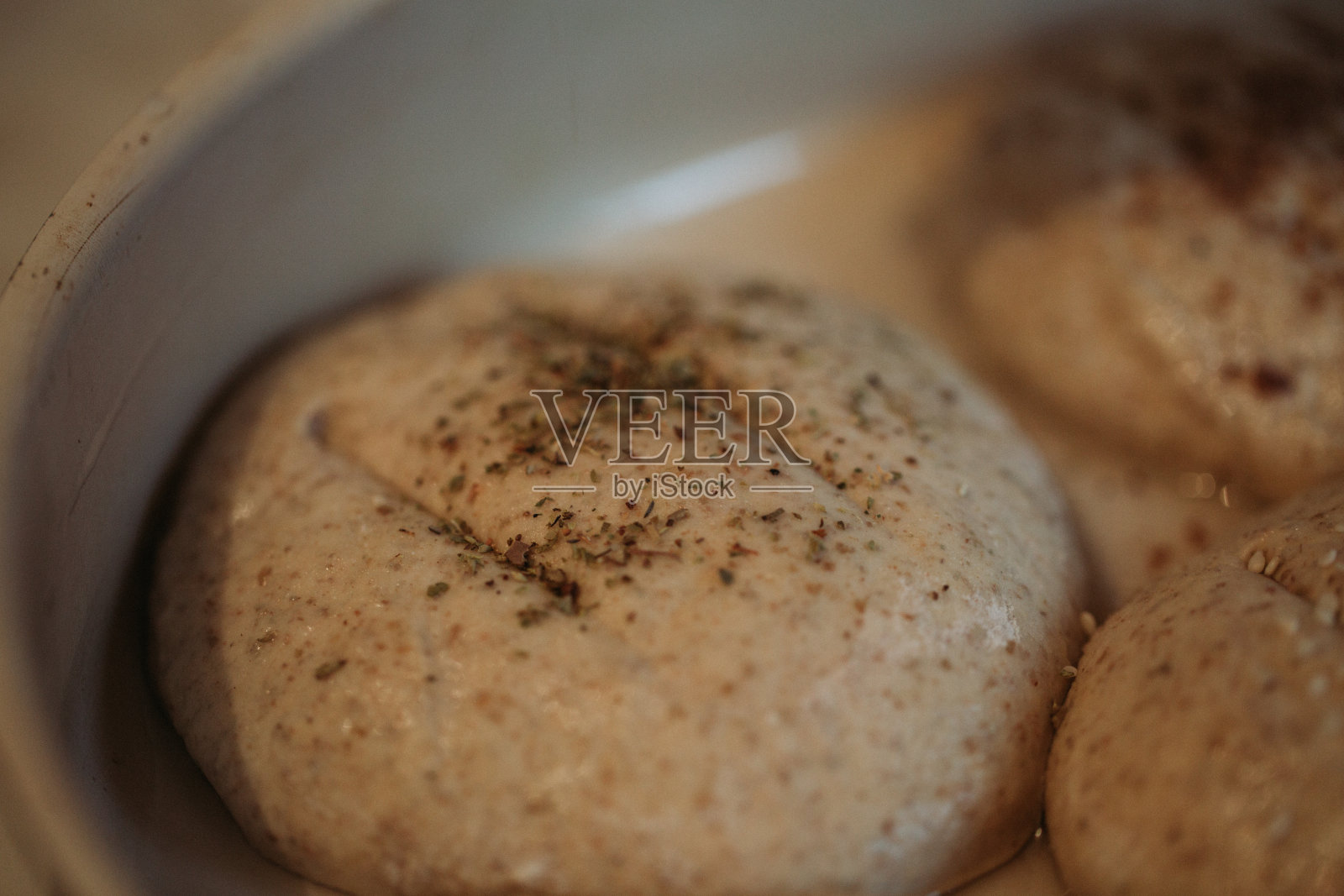 妇女在家做面包照片摄影图片