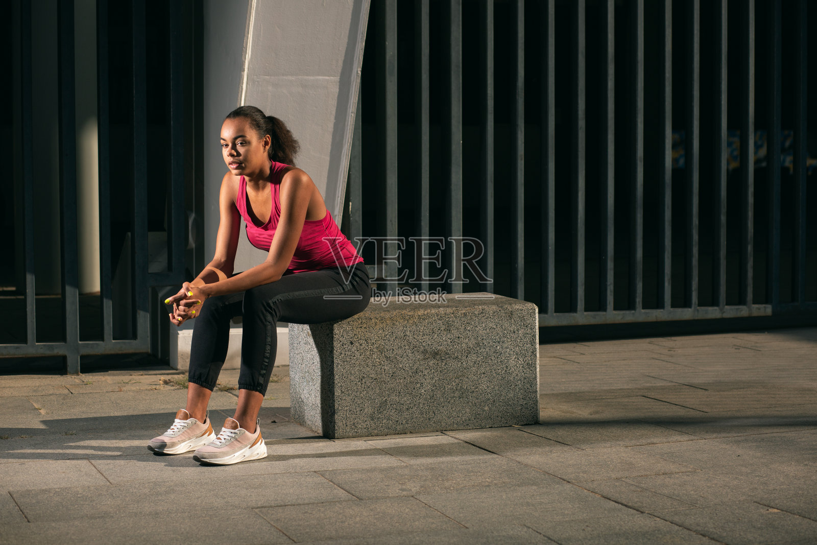 深思熟虑的运动员独自坐在户外库存照片照片摄影图片