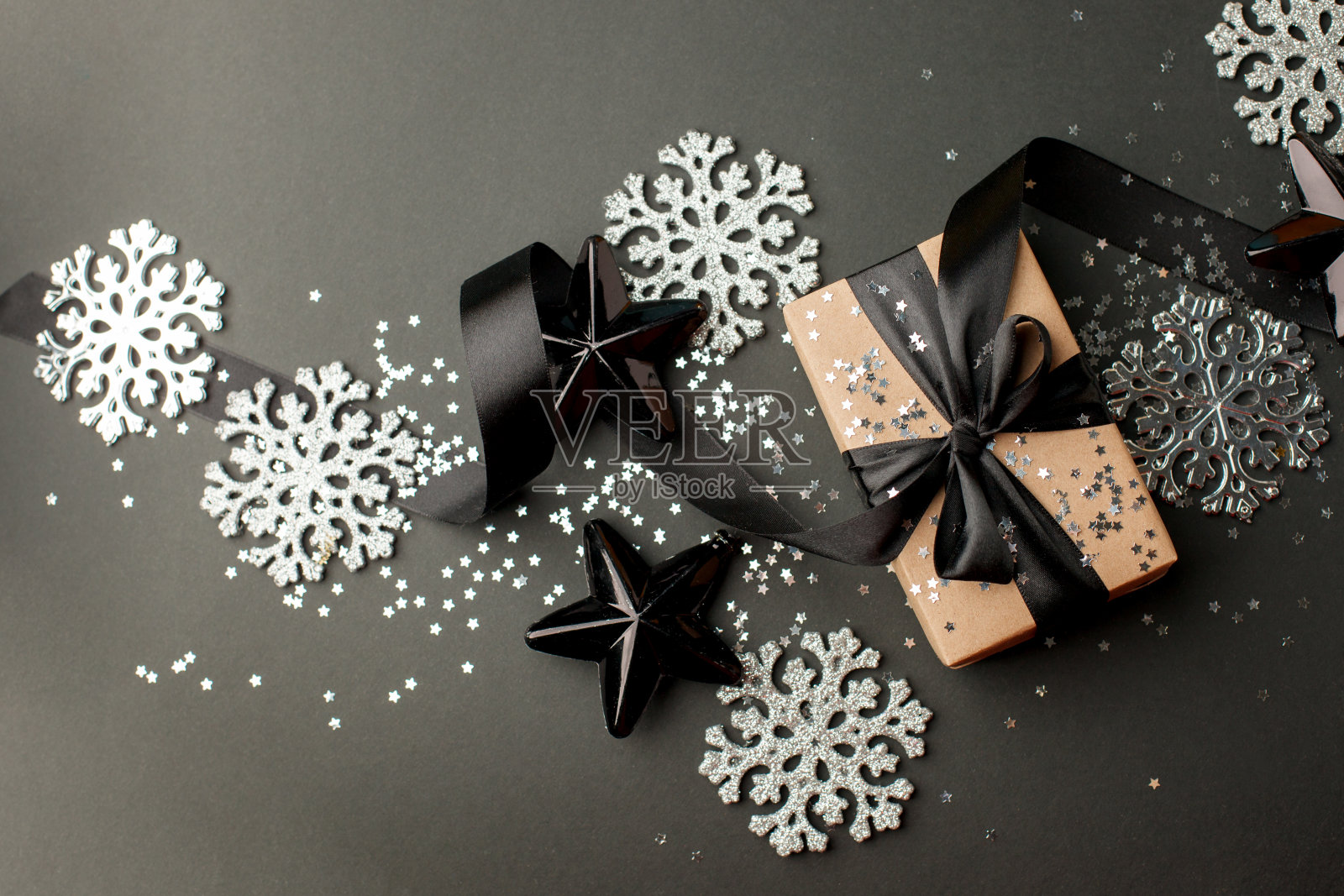 圣诞快乐,节日快乐,贺卡,相框,横幅。新年。诺埃尔。银色圣诞装饰上的黑色背景俯视图。寒假圣诞主题照片摄影图片