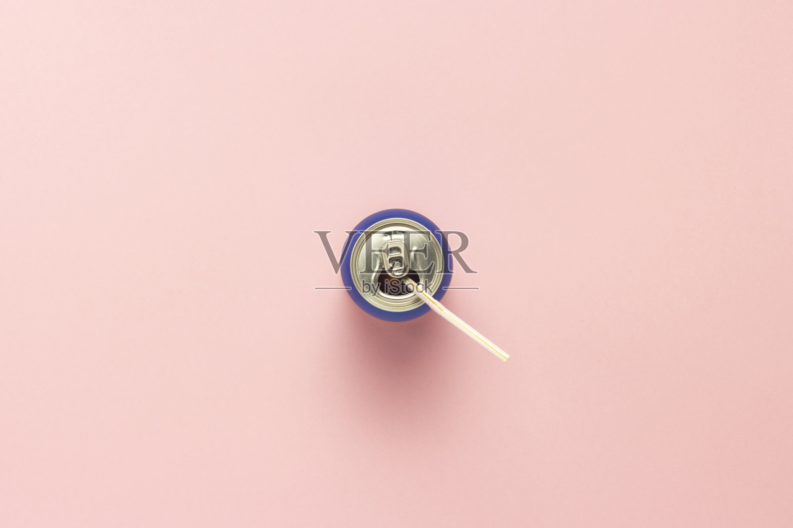 打开罐与饮料或空与吸管在粉红色的背景。极简主义。白天和夜晚的概念,咖啡因,能量饮料,假期。平躺,俯视图。照片摄影图片