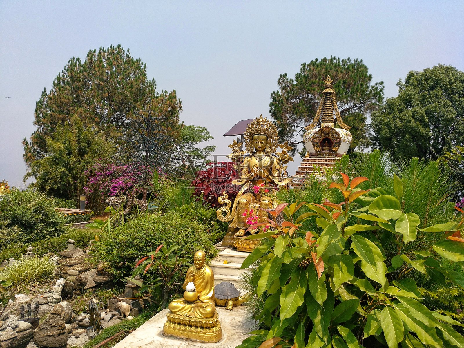 塔和喷泉在佛教Kopan寺,加德满都,尼泊尔照片摄影图片