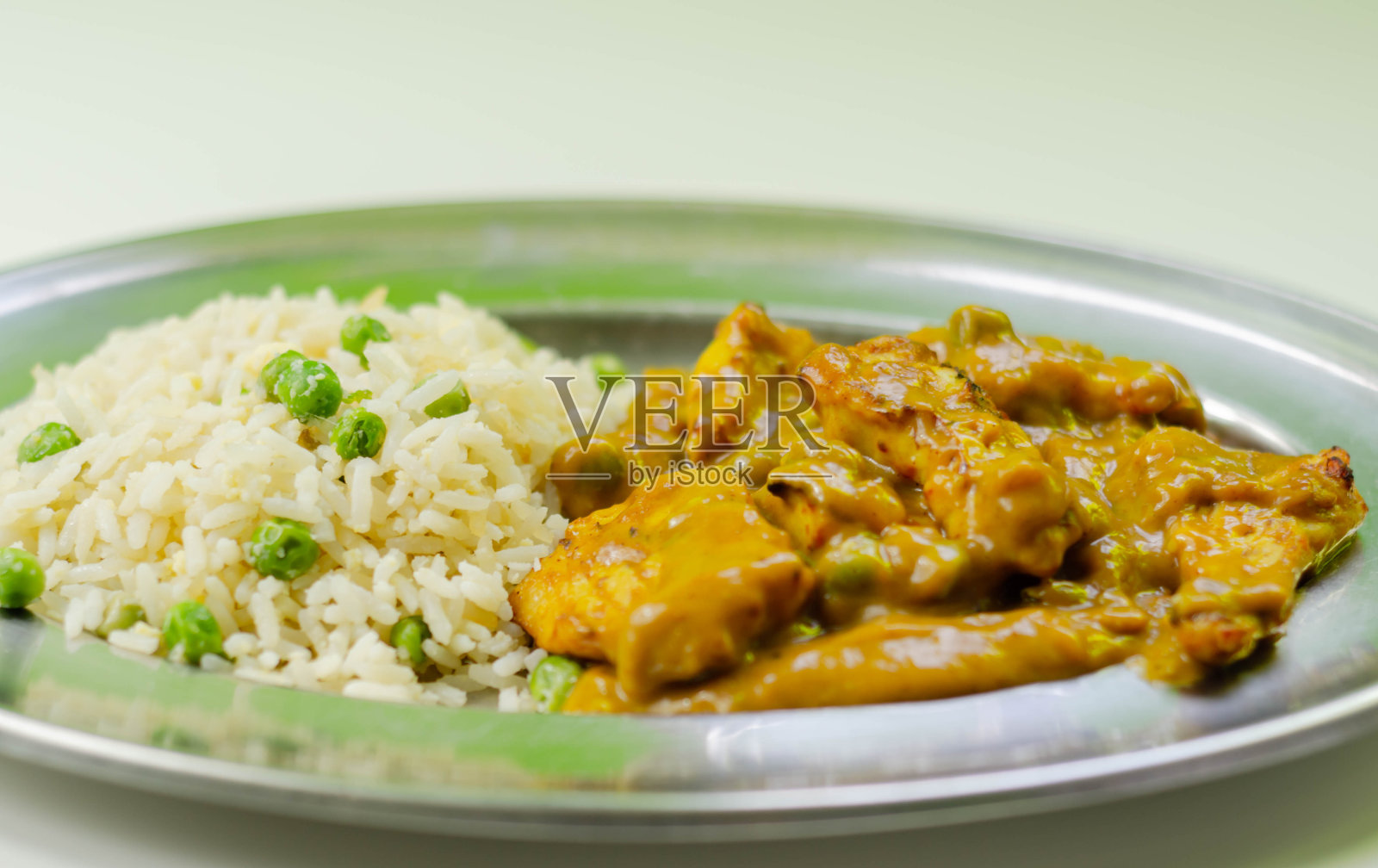 烤鸡胸肉配香辣椰子咖喱酱,配豌豆蛋炒饭照片摄影图片