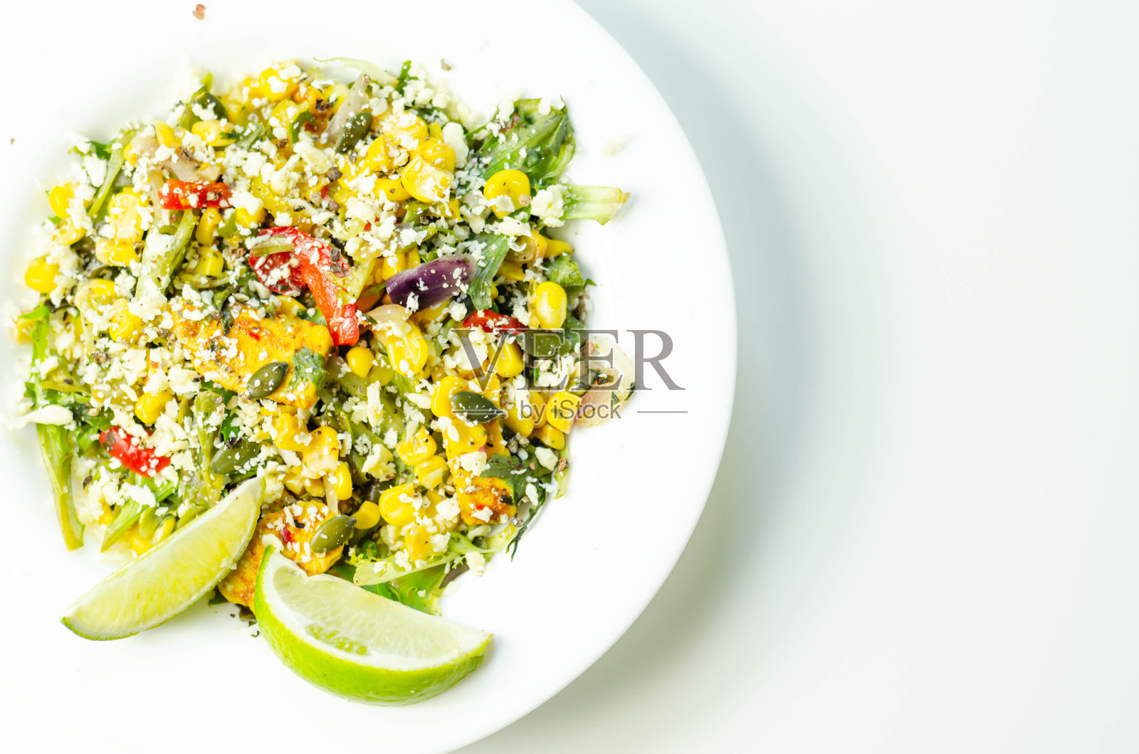 摩洛哥风格的腌制鸡胸肉与活力蔬菜和水果芒果酱照片摄影图片