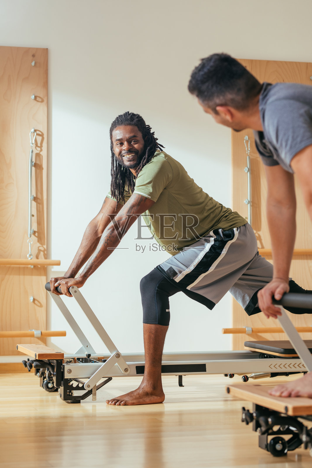 运动员在普拉提工作室锻炼照片摄影图片