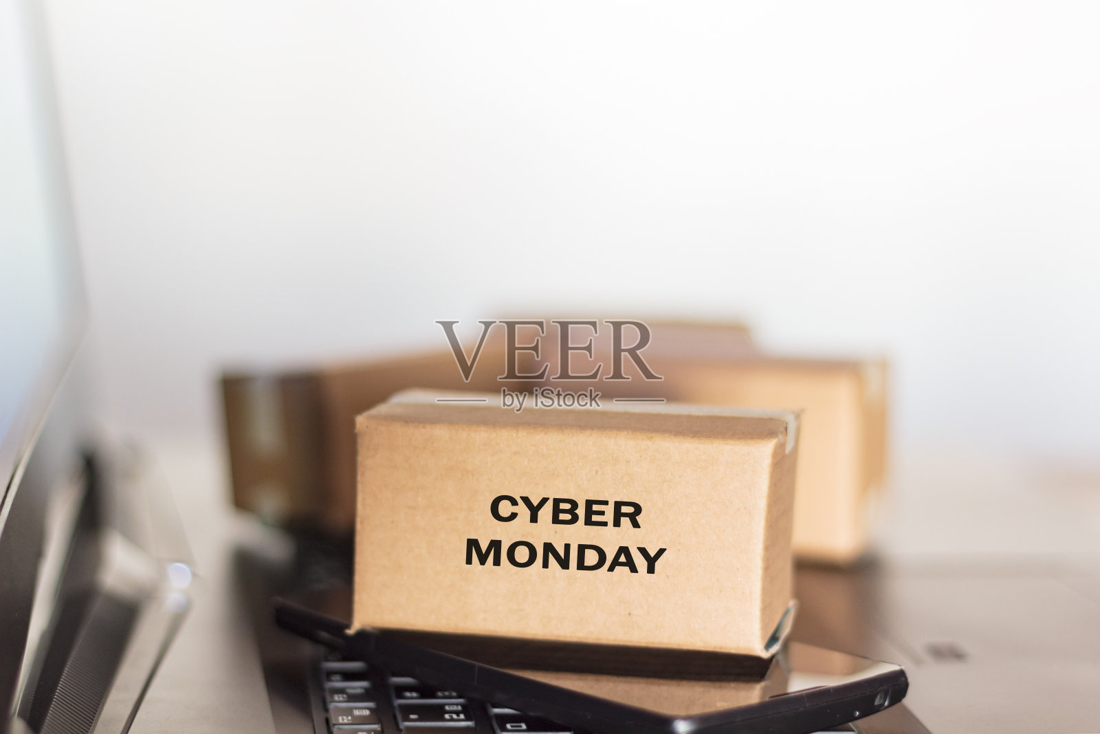 纸箱,智能手机和电脑。网上购物,电子商务,网络星期一的概念照片摄影图片