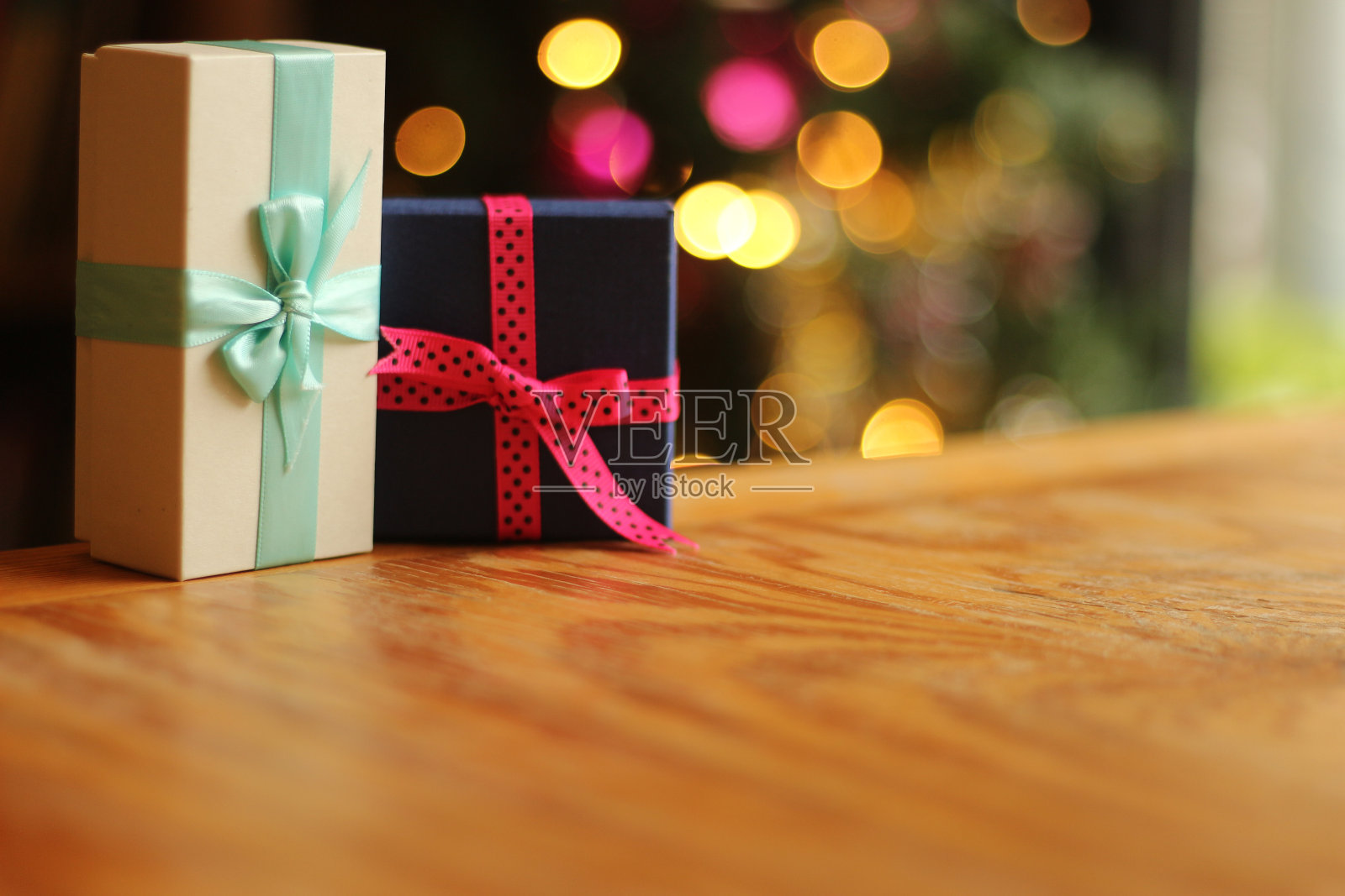 与bow-knot礼物。照片摄影图片