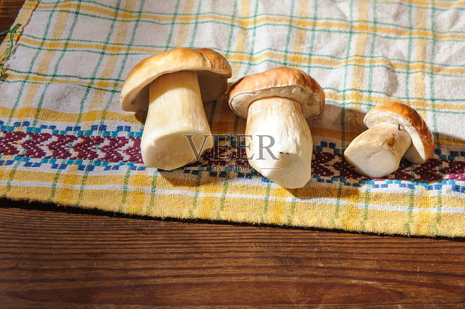 在木桌上洗的牛肝菌照片摄影图片