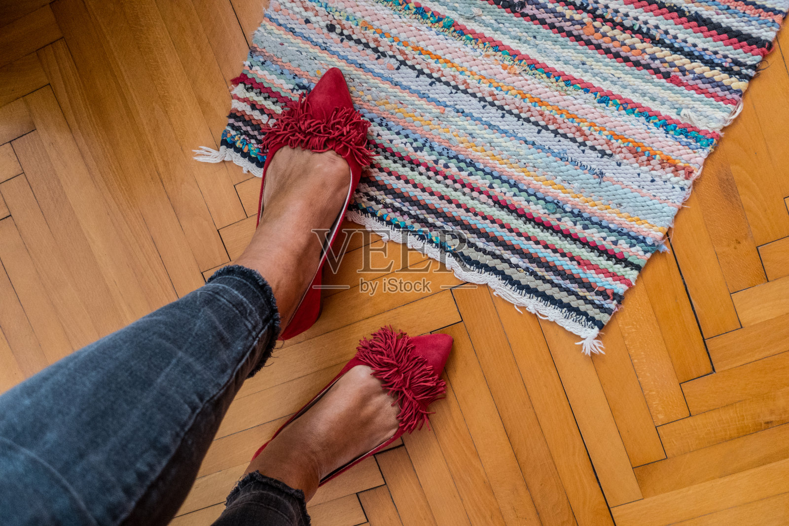 个人视角的高级女性腿在红鞋的完美套装照片摄影图片