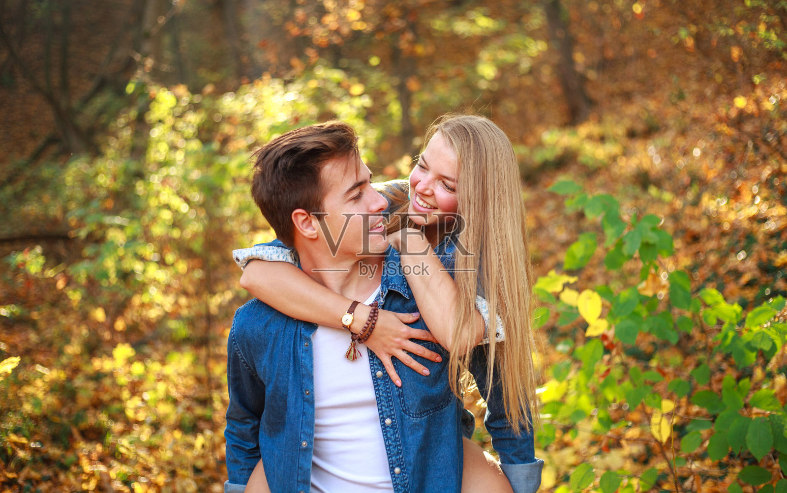 幸福的一对男女在森林公园一起玩,相爱的人,自由和关系的概念照片摄影图片