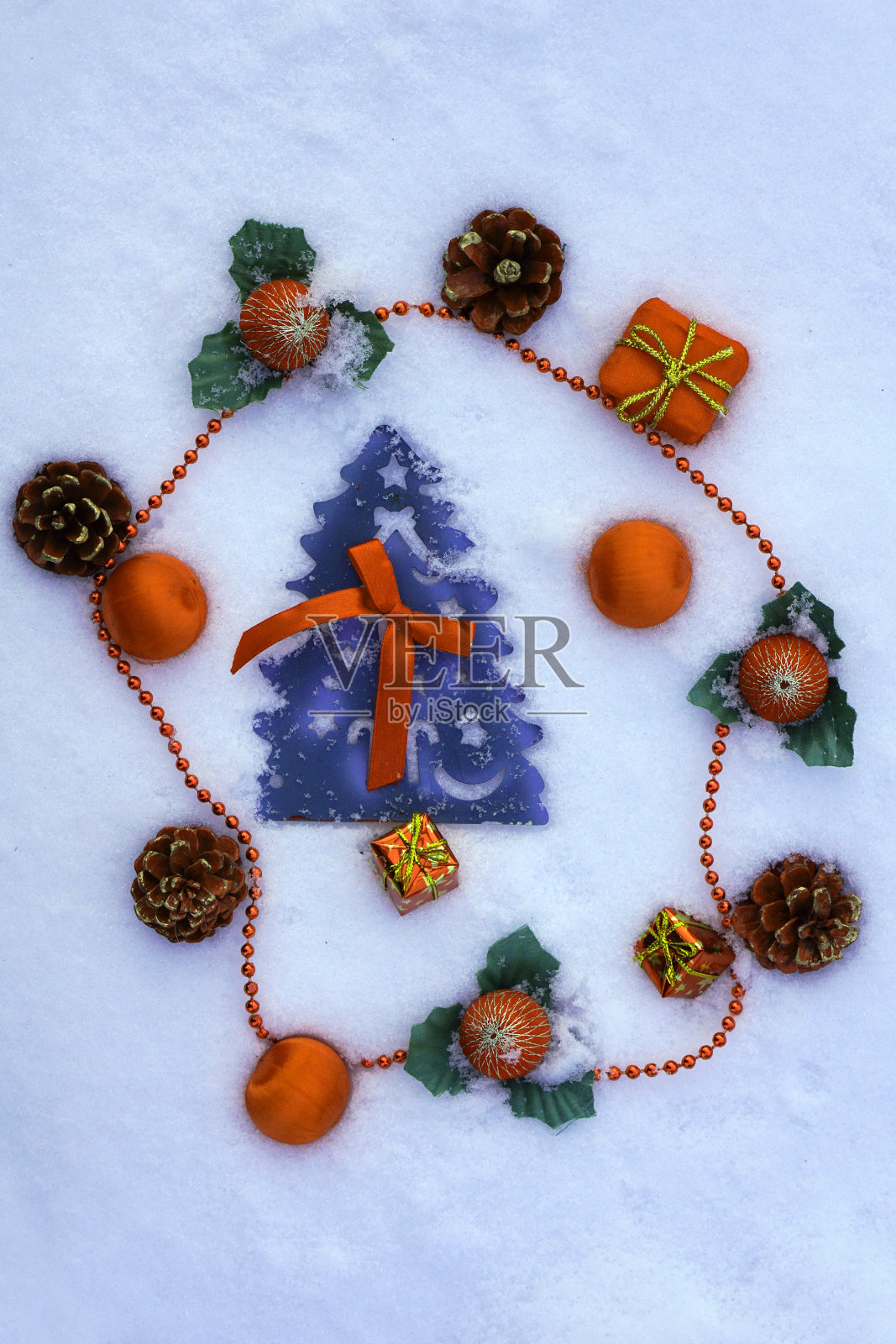 圣诞树的蓝色和红色的珠子的背景与雪照片摄影图片