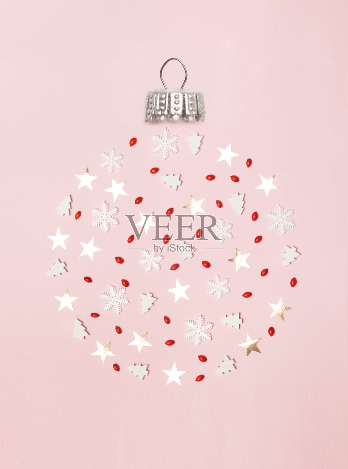 俯视图,在淡粉色背景上摆放圣诞装饰品的形状。圣诞节、寒假、新年概念。照片摄影图片