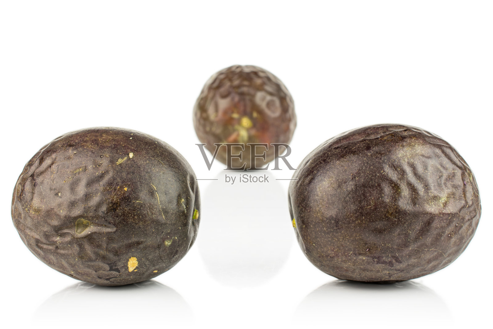 甜的黑色百香果孤立在白色照片摄影图片