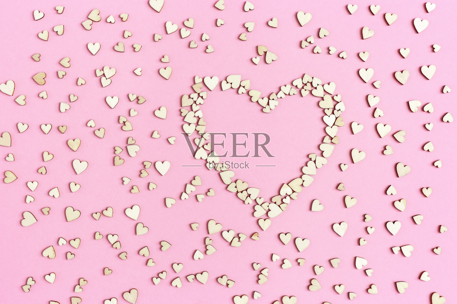 大大小小的心放在粉红色的纸上。生日,婚礼,周年纪念日的假日背景。俯视图和平铺与复制空间。照片摄影图片