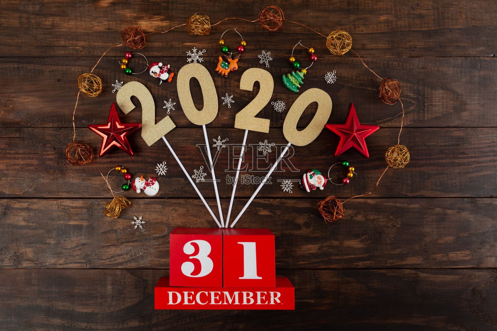 2020年12月31日-概念flatlay与圣诞装饰和数字在木制背景-俯视图照片摄影图片