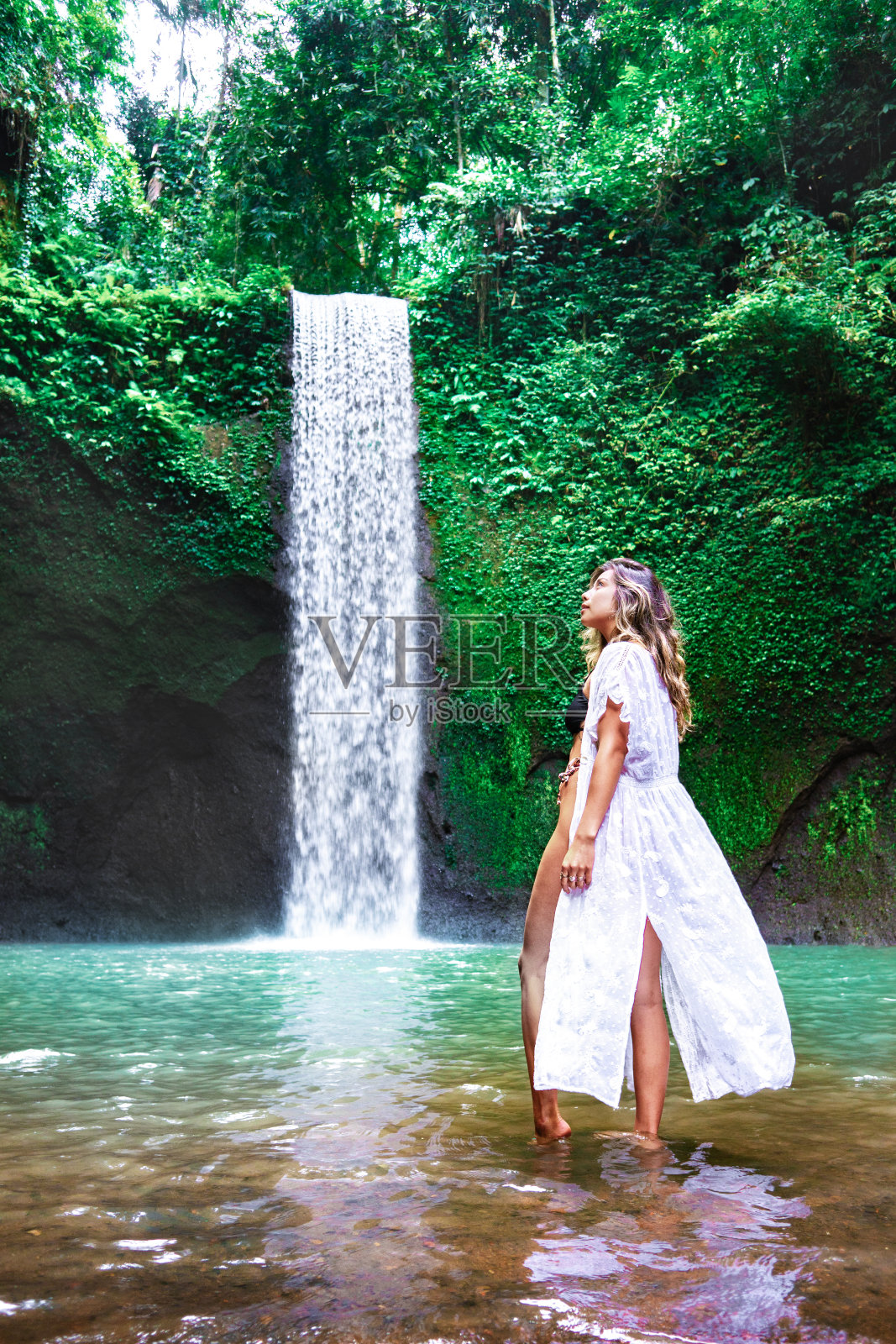 年轻的女旅客照片摄影图片